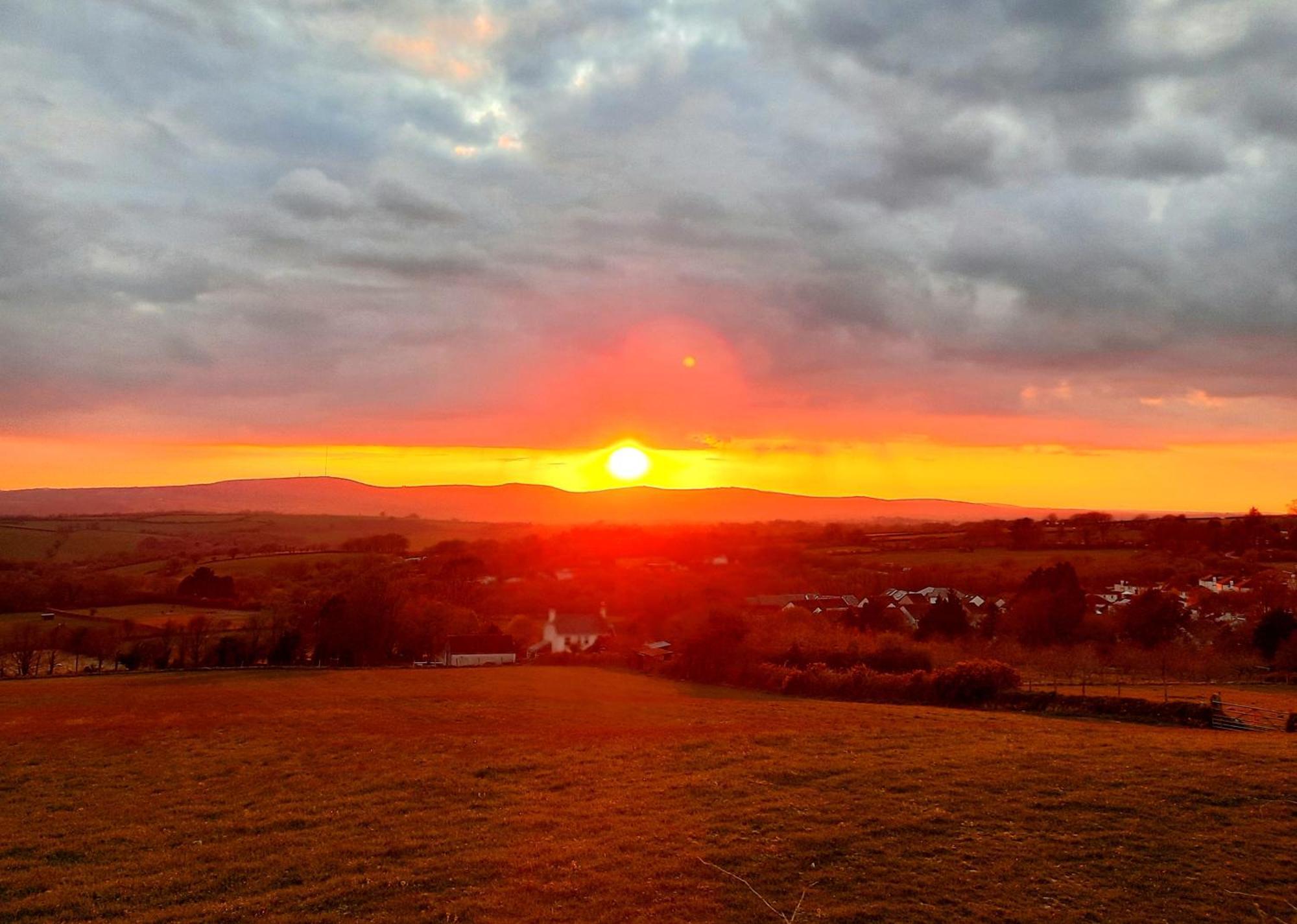 Summit Camping Kit Hill Cornwall Panoramic Views Grass Pitch From 15Pn Or Bella Bell Tent 75Pn Callington Exterior photo